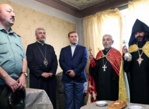 Archbishop Kchoyan and Taron Margaryan under the same roof