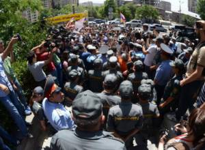 “Red-berets” are forcibly taking people out of the street