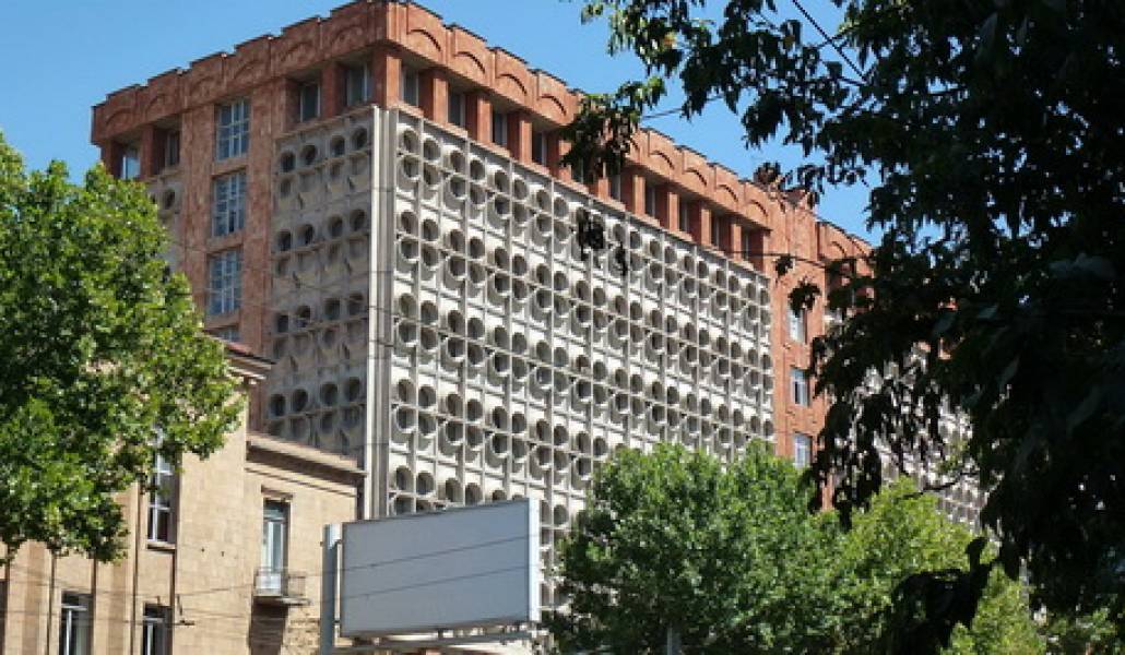 1280px-Ճարտարագիտական_համալսարանի_շենքը_Երևանում_01