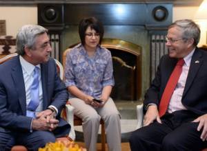 Серж Саргсян посетил американское посольство 