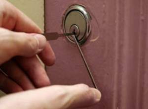 Thefts in the same style and without finger mark