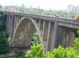 Мужчина  упал в реку Раздан