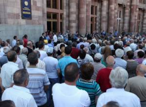 Nairit plant employees start march in Yerevan