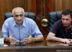 Hovik Abrahamyan hears complaints of Nairit employees and asks for time to study the matter