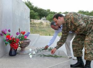       Мэр возложил цветы на памятник Монте