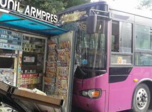 Автобус врезался в киоск