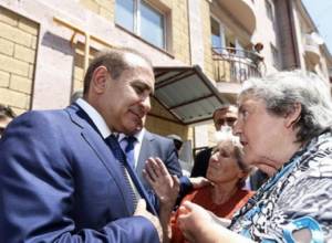 Armenian PM listens to citizens' complaints in Gyumry city 