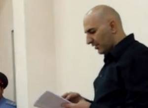 Epress: Обвиняемый по «делу о банде» порезал себя в суде