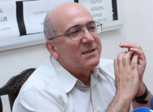 Why do officials in Armenia read Aravot daily?