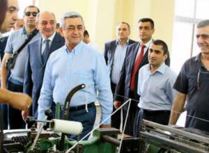 С. Саргсян и Б. Саакян посетили ООО "Шелккомбинат"