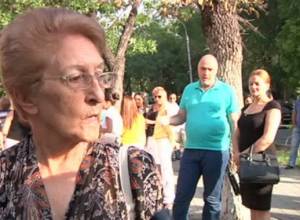 75-летняя бабушка навестила учительницу географии