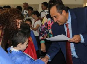 Minister conveys to schoolchildren the wishes if his childhood friend