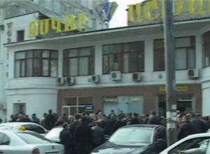 Շուկայի սեփականատերը ջարդուփշուր է անում սեղանները. armlur.am