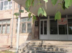 Գետամեջի դպրոցում աշակերտները վերարկուներով են դասի նստում   