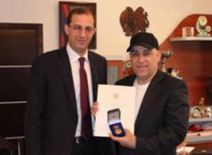 Գաբրիել Ղազարյանը պարգեւատրել է Արա Գեւորգյանին