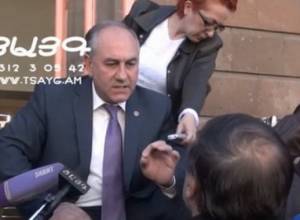 Գյումրեցի ցուցարարները չէին կողմնորոշվում՝ որ պատկան մարմնի դուռը թակեն