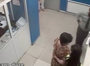 Robbed money with flexible movement of hand