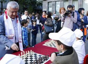 Փոքրիկ շախմատիստները մրցել են գրոսմայստերի հետ