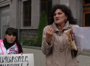 Пожизненно заключенный объявил голодовку, мать около прокуратуры