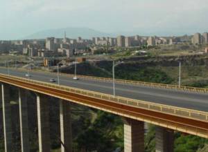 Car hits tree and overturns in Yerevan 