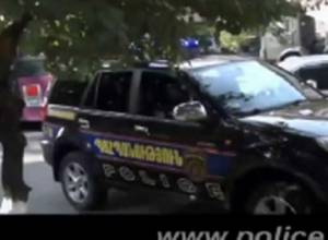 Полиция РА: Преступник взял в заложники девочку