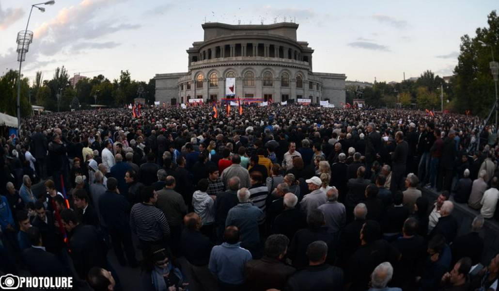 Открыли ли армению. Площадь свободы Ереван. Митинг в Ереване в поддержку Арцаха. Арманистон пойтахти горд. Площадь свободы Ереван фото.