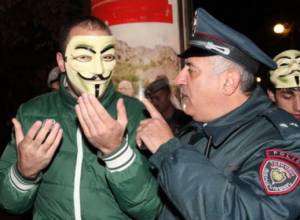 Полицейские требуют снять маски