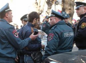 Полицейские перекрыли вход в здание правительства