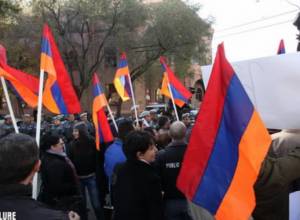 Government official accepts letters of Dem Am Initiative