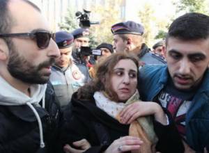 Police drive away parents of dead soldiers from CC building 