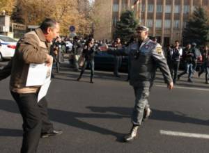 Protester urges everyone to block the street
