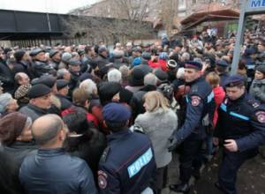 Сотрудники "Наирит" около резиденции президента