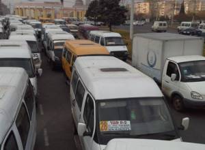 Minibus drivers hold strike in Yerevan, demand to review prices of liquefied compressed gas