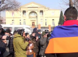 "Наказание - в Армении" - акция около резиденции президента
