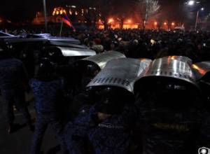 Попытались перевернуть полицейскую машину