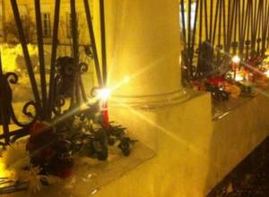 Candlelight vigil outside Armenian Embassy in Moscow for Avetisyan family