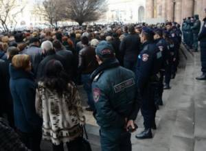 Ոստիկանության նոր զորքեր են մոտենում կառավարության շենքին