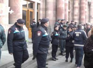 Не уйдут, пока премьер-министр не встретится со всеми