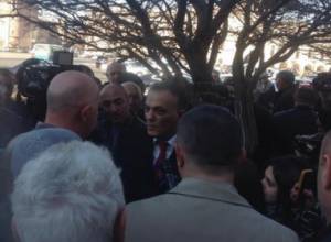 Гагик Бегларян ведет переговоры с водителями такси