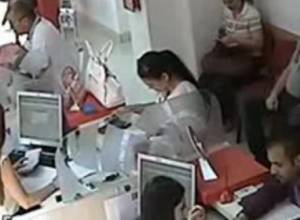 Гибкими движениями пальцев крадет деньги в банке