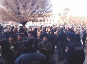 Nairit plant employees to gather outside government every day