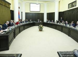 Prime Minister presents “Mandylion” to the participants of the government sitting