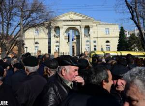 «Զավոդում էլ թուղթ չի մնացել՝ էնքան նամակ ենք գրել». նաիրիտցիները Բաղրամյան 26-ում են