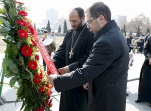 Flowers laid at the monument to Andranik Ozanian