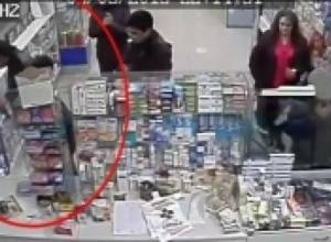 Камера в аптеке зафиксировала кражу