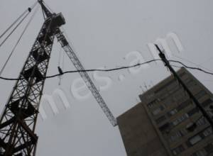 Стрела подъемного крана упала на крышу дома