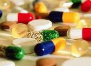 3 таблетки с надписью «B8» в пакете с сахаром