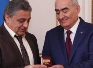 Ազգային ժողովում պարգեւատրել են Խորեն Հովհաննիսյանին