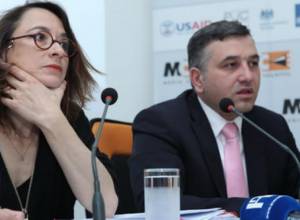 Мари Лор Дозе не подписывает документ на армянском языке