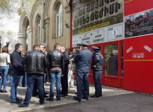 Офис Учредительного парламента до сих пор обыскивают